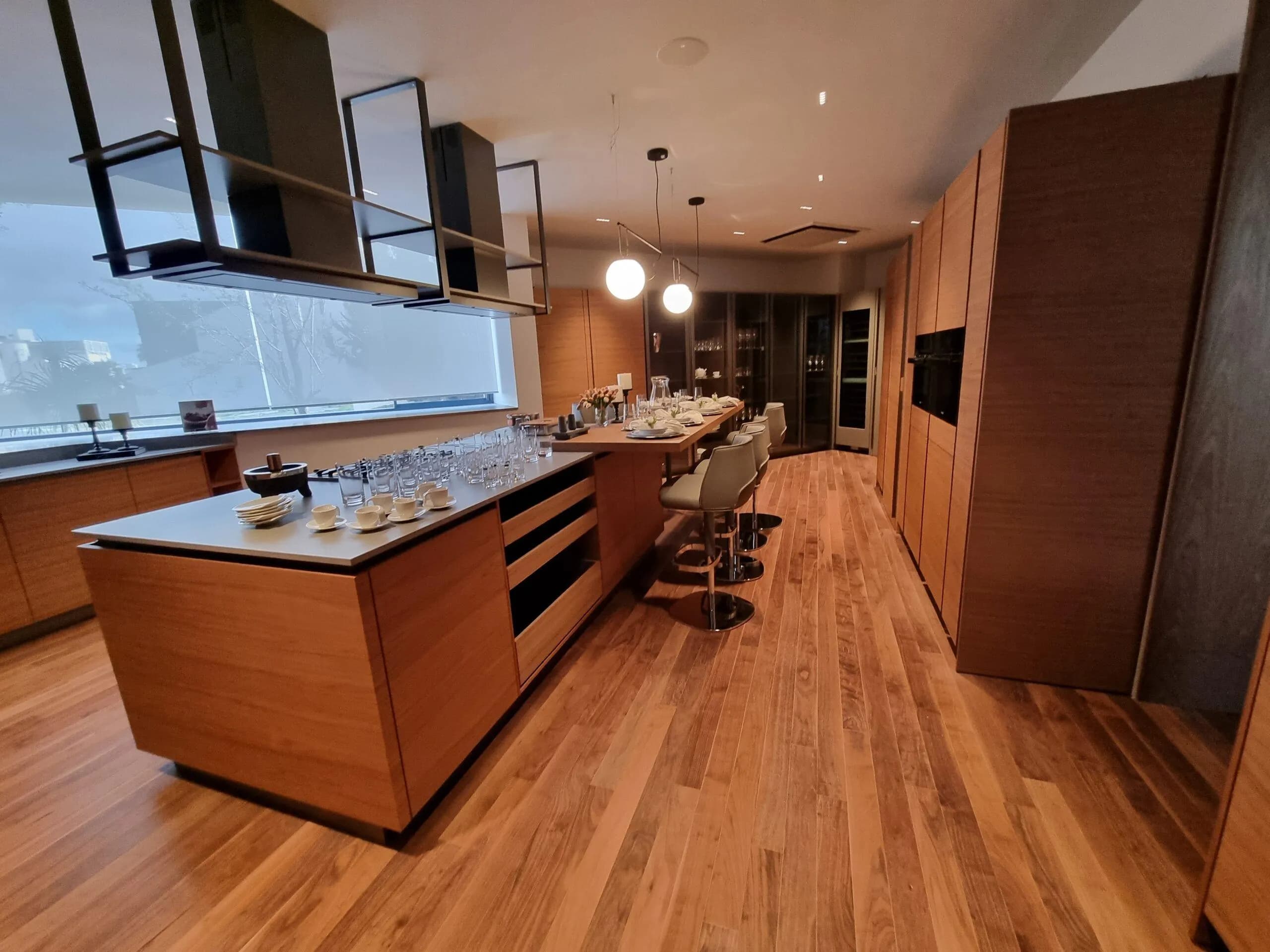 Interior moderno con vista a la ciudad