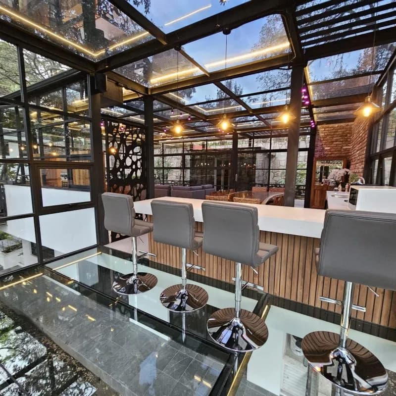 Interior moderno con escalera y iluminación